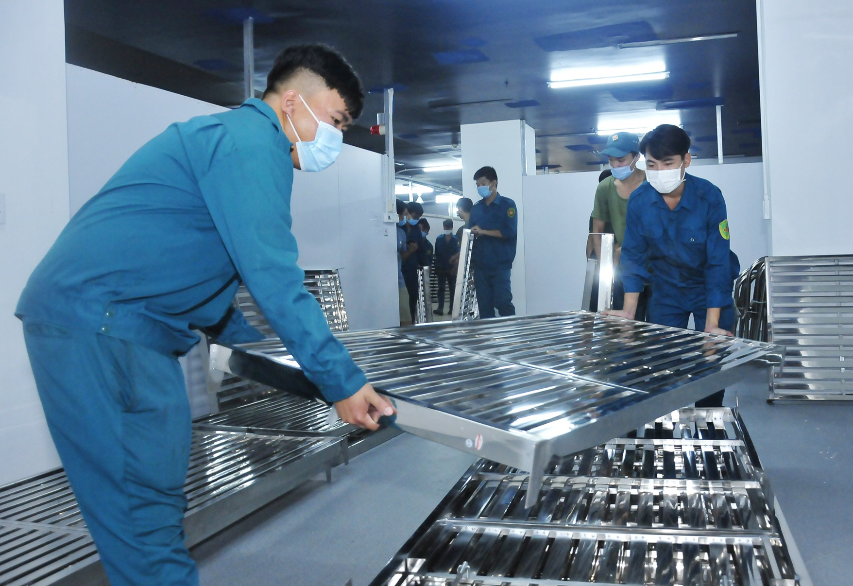 Làm việc xuyên đêm để đưa bệnh viện dã chiến vào hoạt động